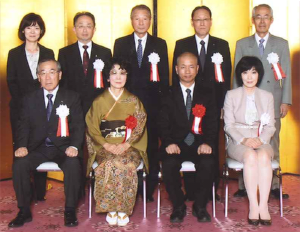 受賞者を囲んでの集合写真